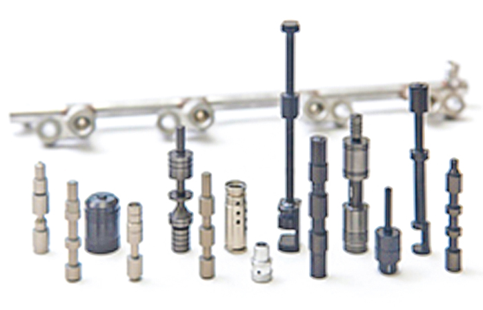 手前:AT用スリーブとスプール 奥:フューエルレール