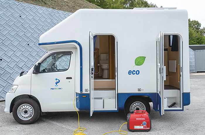 快適な工事現場を実現するため、車内にトイレとエアコンを設置しているトイレカー