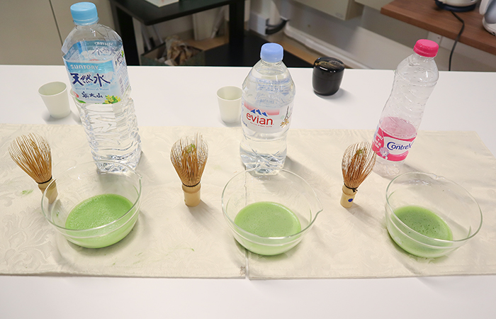 硬度の違う３種類の水で抹茶を点て、泡立ちや色などを比較