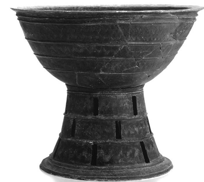 三ツ城古墳西側造出から出土した須恵器の器台