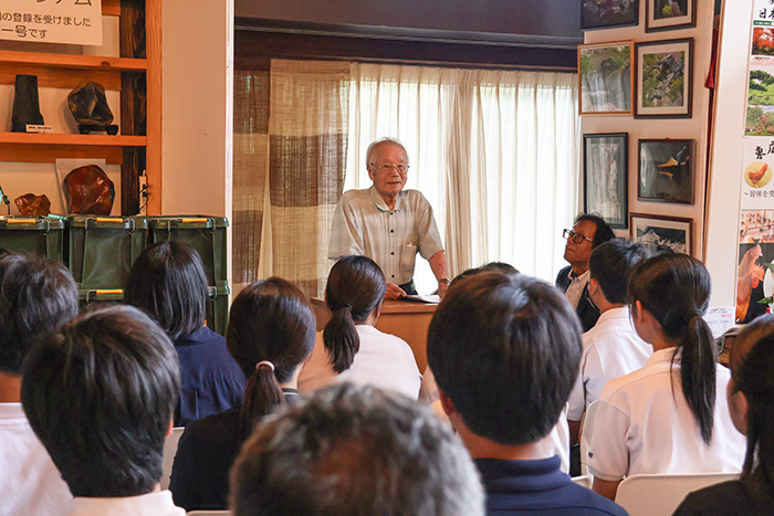 「大事なものを後世に残すという文化を大切にしてほしい」と挨拶する仙石庭園・沖村代表理事（撮影・𦚰）