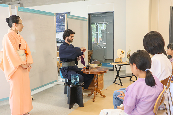 お茶席に参加しお点前を興味深く拝見する子どもら