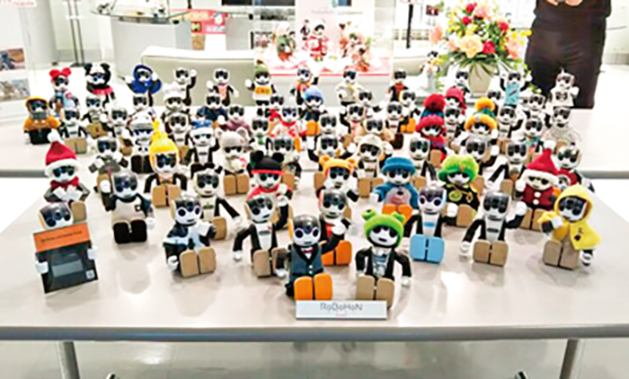 RoBoHoN(コミュニケーションロボット)はオーナーと一緒に成長していきます