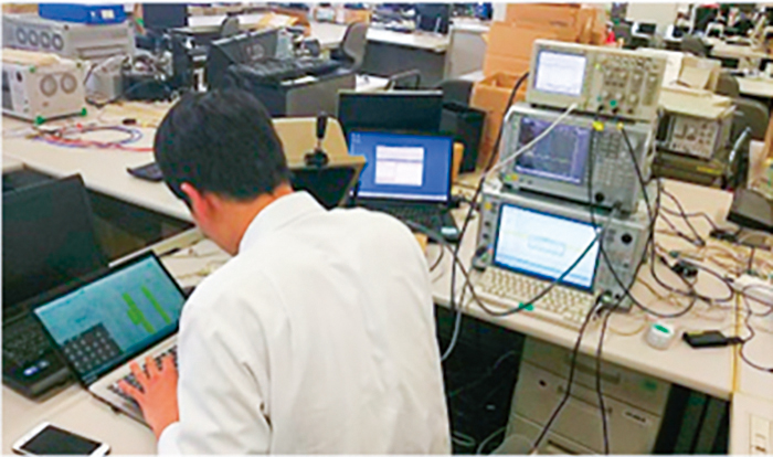 試作機の性能測定をする回路設計開発者