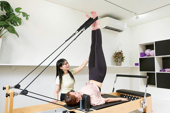 マンツーマンで指導するオーナーの下宮さん(左)