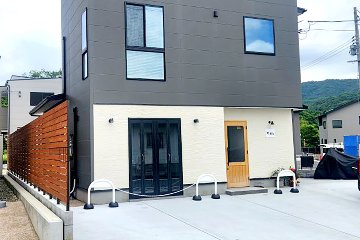 カフェ風のおしゃれな店内の「おこのみ焼きBond」(西条町西条)