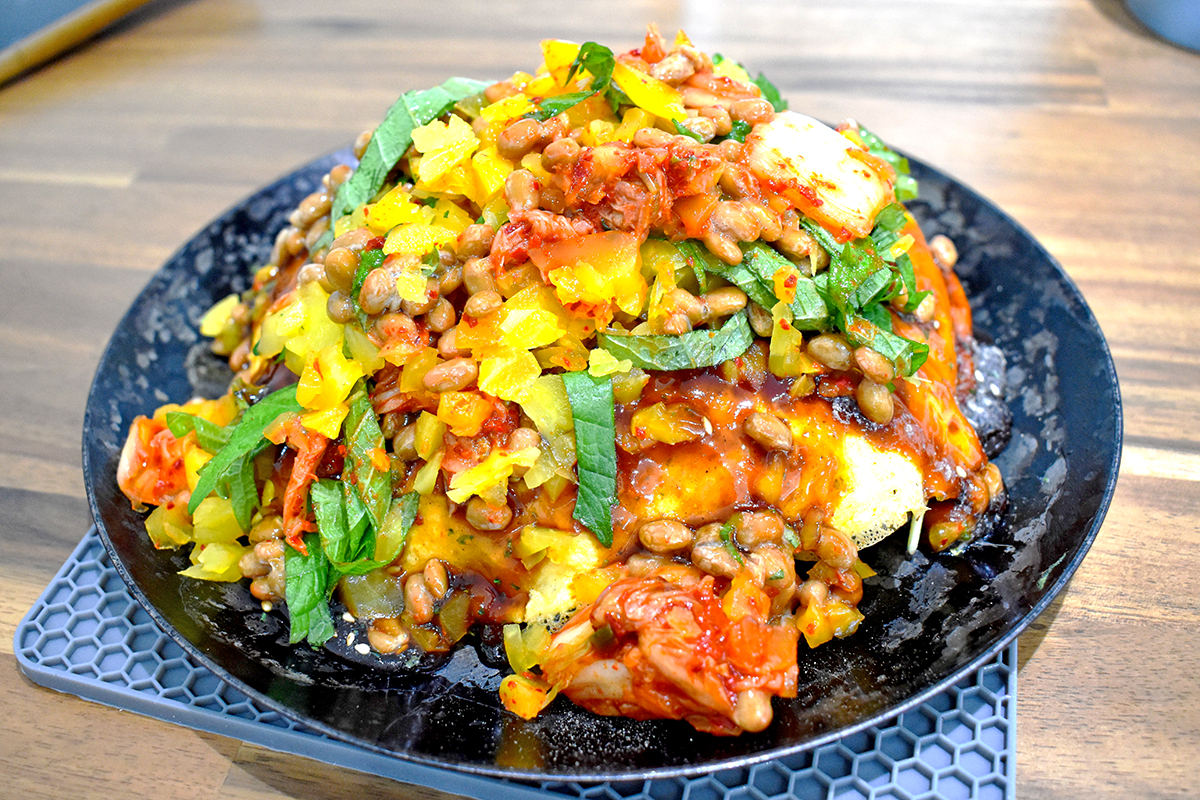 カフェ風のおしゃれな店内の「おこのみ焼きBond」(西条町西条)