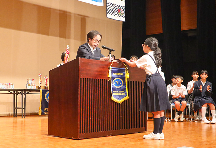 表彰を受ける小学生の部1位の米沢さん（撮影・山浦）