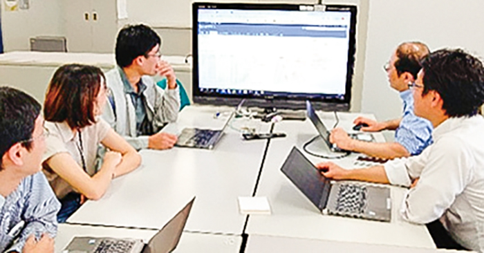 グループでプロジェクトの進捗を確認します