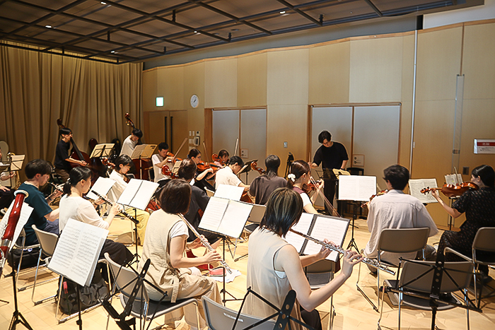 「心に響く迫力ある生演奏を届けたい」と初舞台に向けて練習に取り組む団員ら