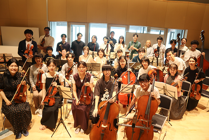 「みんなで一つの音楽を作り上げる一体感が魅力」と笑顔の団員ら
