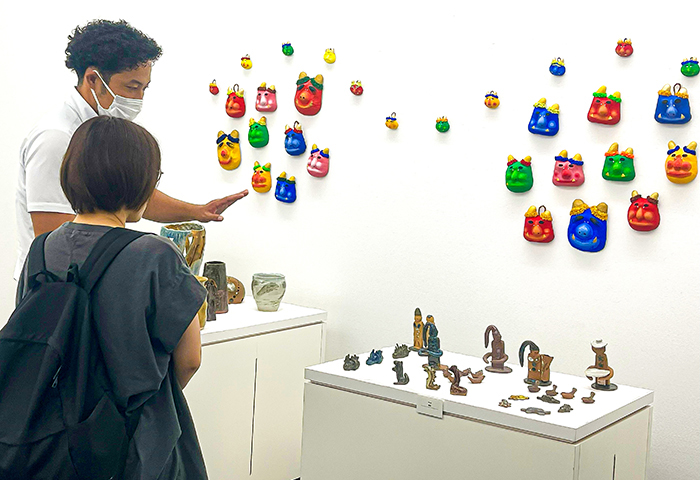 来場者にコスモスの山田責任者が熱心に作品について説明