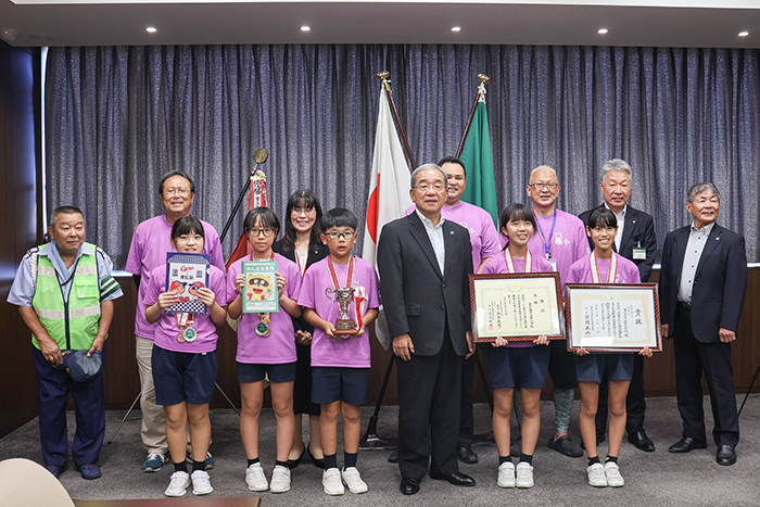 記念写真に納まる高垣市長（前列右から2番目）と大会出場選手、関係者ら