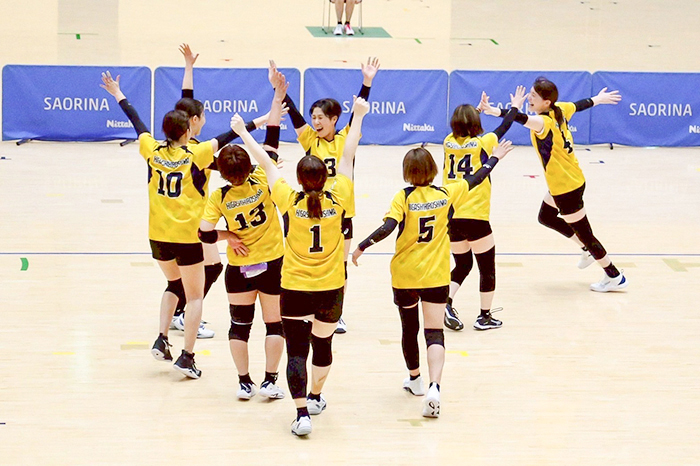 優勝の瞬間、コートで喜び合う選手たち（提供写真）