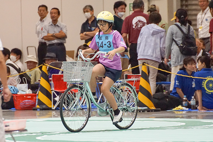 ８の字走行の技能テスト中の高原芽恵さん