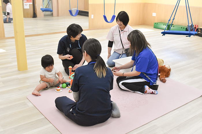 子育てルームtettoでスタッフと一緒に遊ぶ子ども