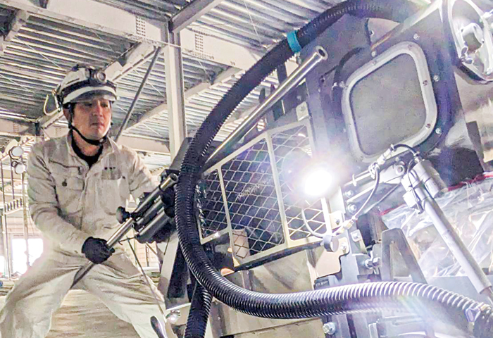 道路カッターを使って作業をするスタッフ