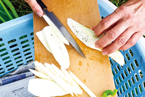 黒い斑点は「マコモズミ」と呼ばれる。