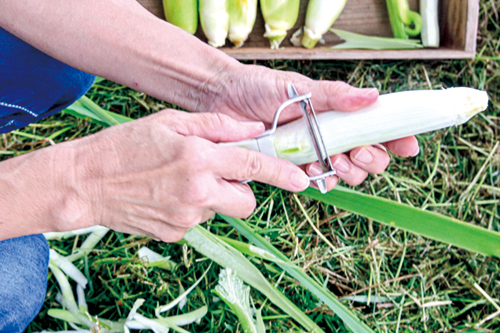 ２．白い部分の表面をピーラーなどでむく。1周むく程度でOK。