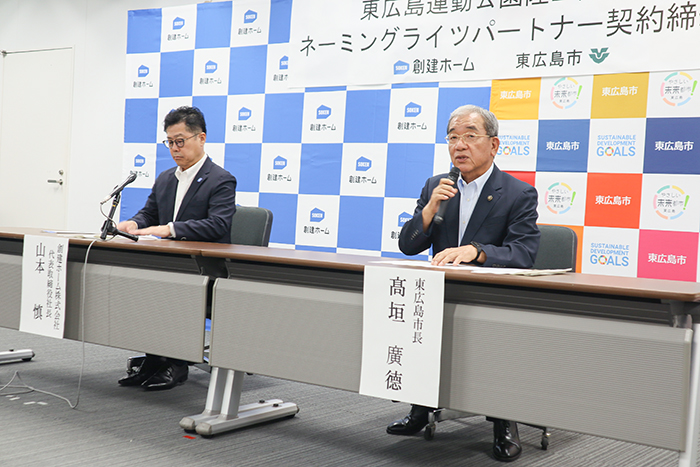 「多くの人に愛される施設へ」とあいさつする高垣市長（右）