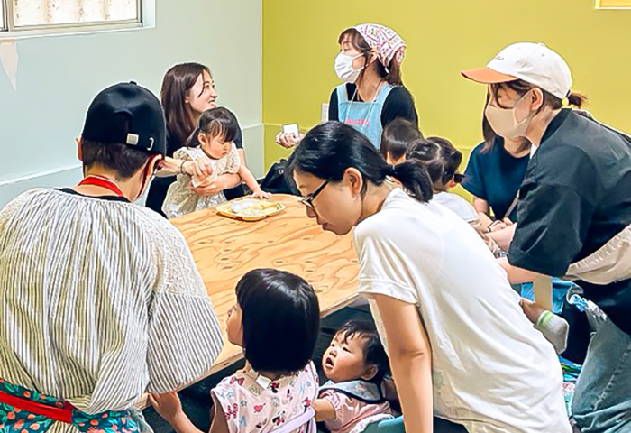 赤ちゃん食堂で離乳食を楽しむ親子