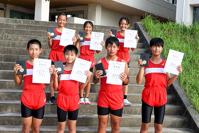 県大会で優勝し全国大会の切符を手にした東広島TFCの選手たち。（前列左から）古市選手、河野選手、中澤選手、松永選手 （後列左から）小池選手、加藤選手、奥薗選手