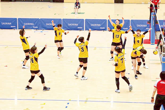 決勝戦で気合を入れる選手たち（提供写真）