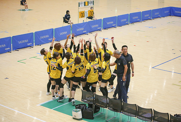 決勝戦で気合を入れる選手たち（提供写真）