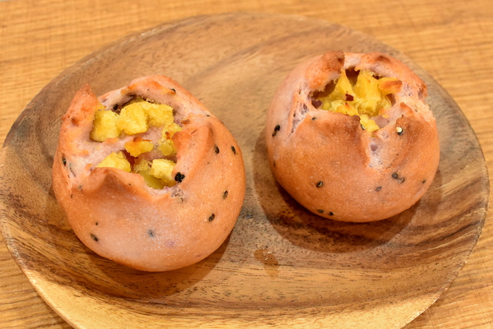 ココトオコメ2509_ごまおさつ米粉パン