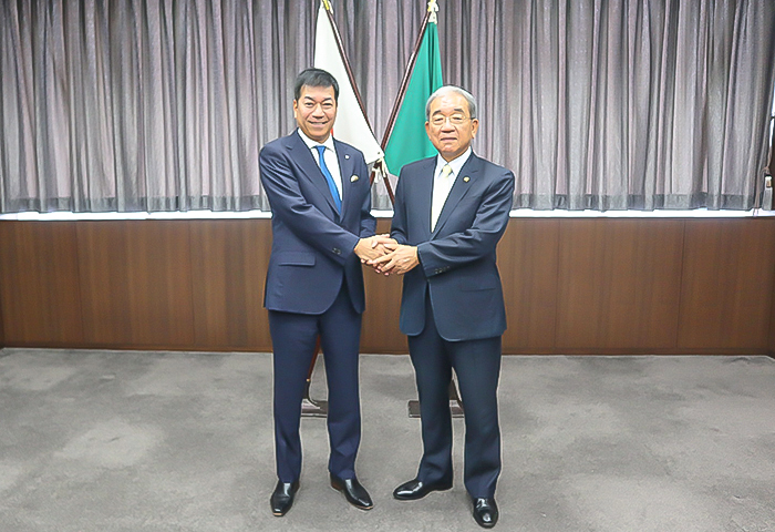 握手を交わすクリヤマホールディングス株式会社小貫成彦社長と高垣徳市長（撮影・山浦）