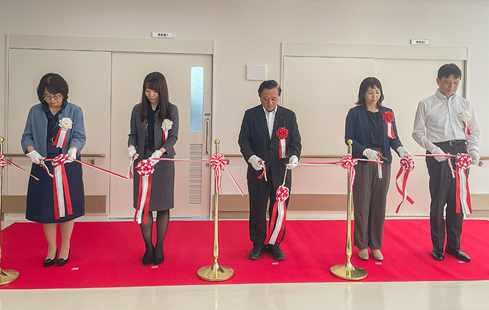 山本知子支所長（左端）らがテープカット