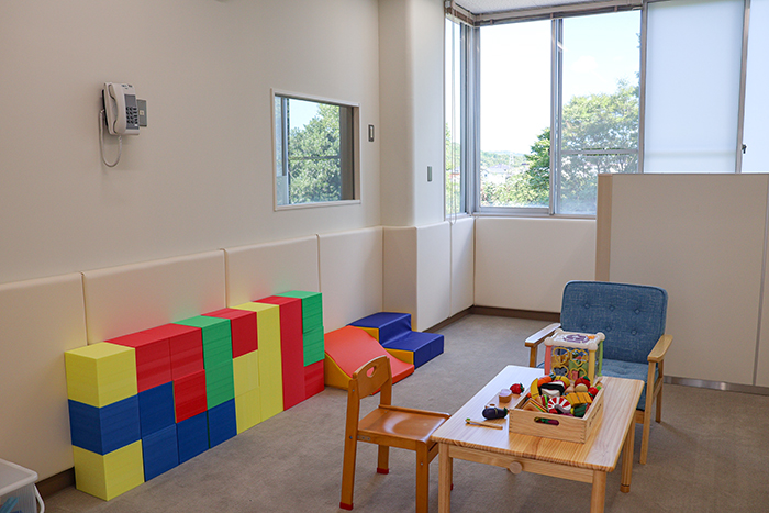 親と子の関わり方を観察できる遊戯療法室
