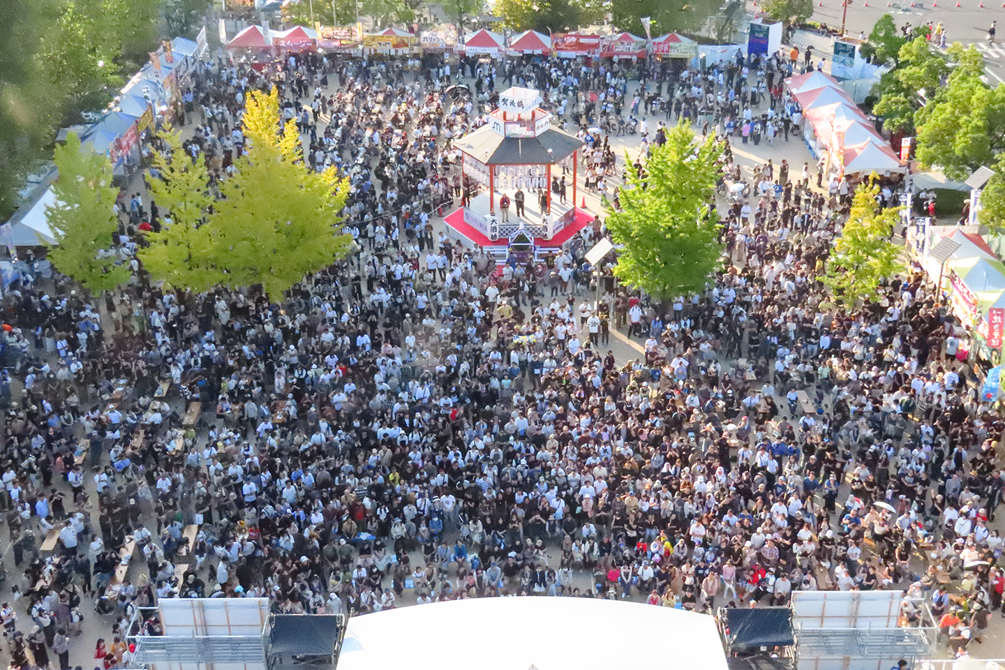 多くの人でにぎわう酒ひろば