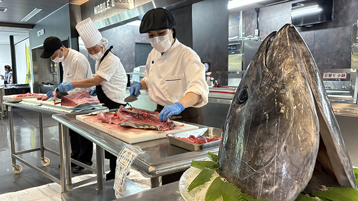 2510うめの辺祭_近大マグロの解体ショー