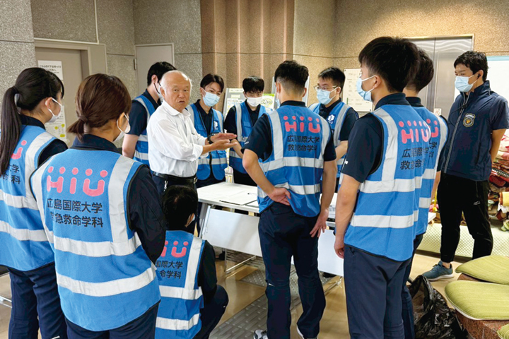 流れを確認する広島国際大学救急救命学科の学生（酒まつり保安救護委員会提供）