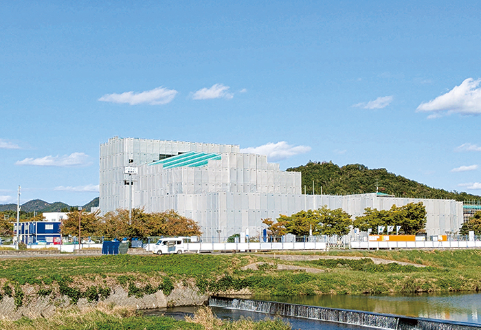 足場に囲まれた黒瀬生涯学習センター(2025年10月13日撮影)