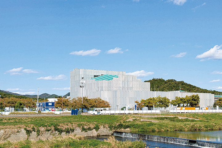 足場に囲まれた黒瀬生涯学習センター(2025年10月13日撮影)