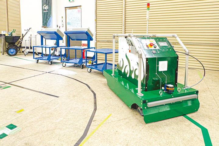 納品前に社内でテスト走行する、デザインされたAGV＋牽引台車