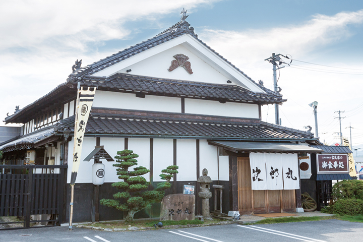 次郎丸の外観。格調ある白壁、瓦屋根など伝統の意匠が美しい