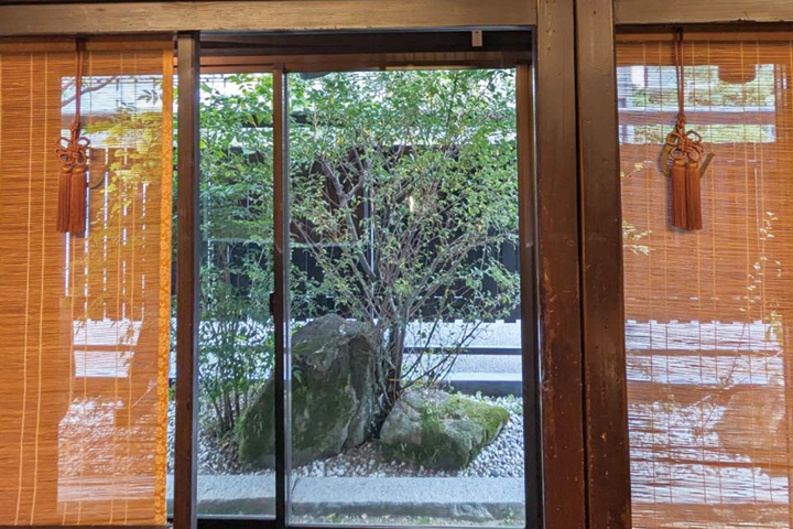 窓から見える庭の風景。柱や廊下が額縁のようで絵になる