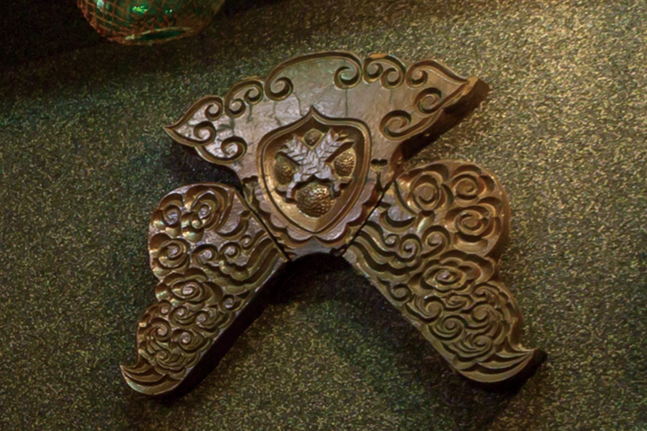 玄関入って右手に飾られている鬼瓦。建物の壁にも同じ物がある