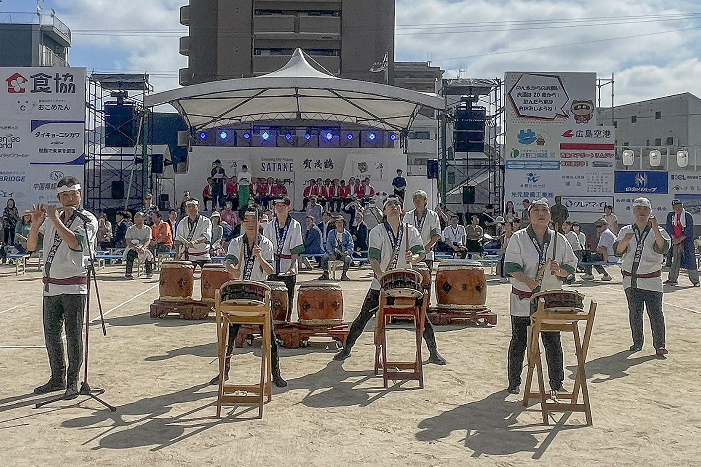 オープニングに先立ち会場を盛り上げる酒まつり太鼓