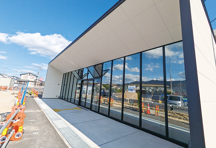 黒瀬地区バス交通結節点にあるスタイリッシュな待合所