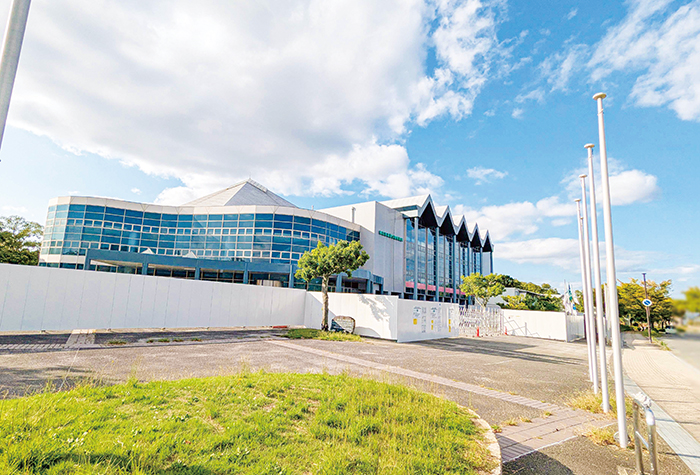 内部の工事が進む運動公園体育館(2025年10月13日撮影)