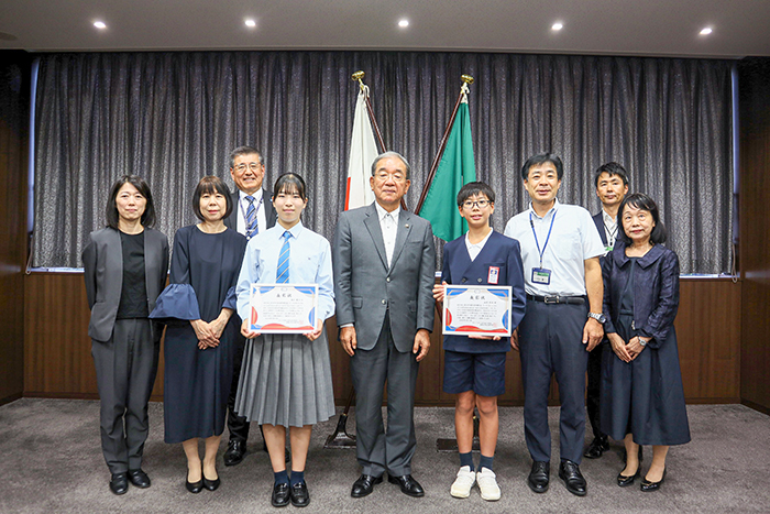 笑顔で集合写真に納まる関係者ら（撮影・山北）