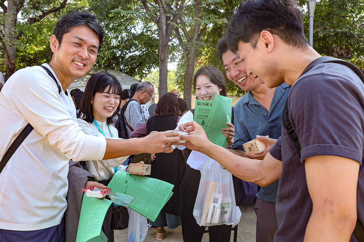 酒ひろばで全国各地の日本酒を楽しむ来場者たち