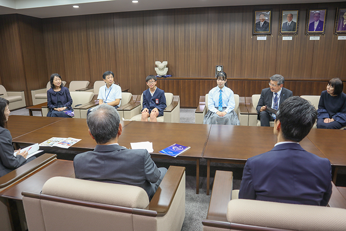 高垣市長（手前中央）に報告をする（奥右から３人目）横川さん、（４人目）山路さんと関係者ら（撮影・山北）