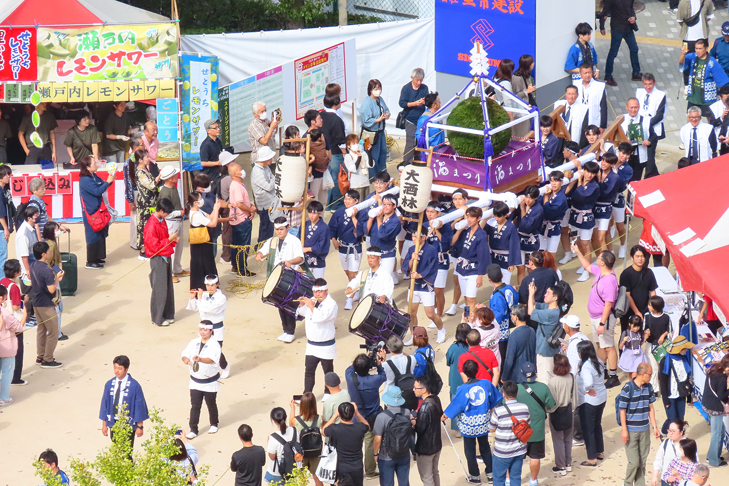 酒まつり2025 酒ひろばに入場する大酒神林行列