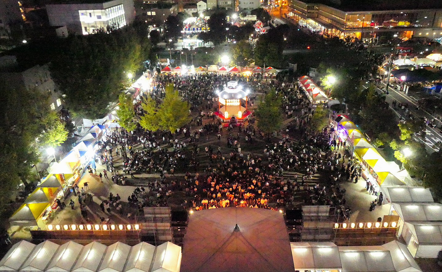 夜も多くの人でにぎわう酒ひろば