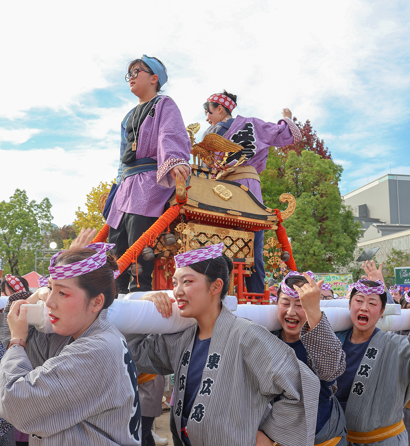 女性たちによる姫みこし